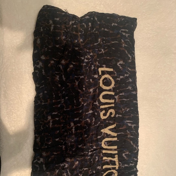 Louis Vuitton Unique Scarf - Picture 8 of 10